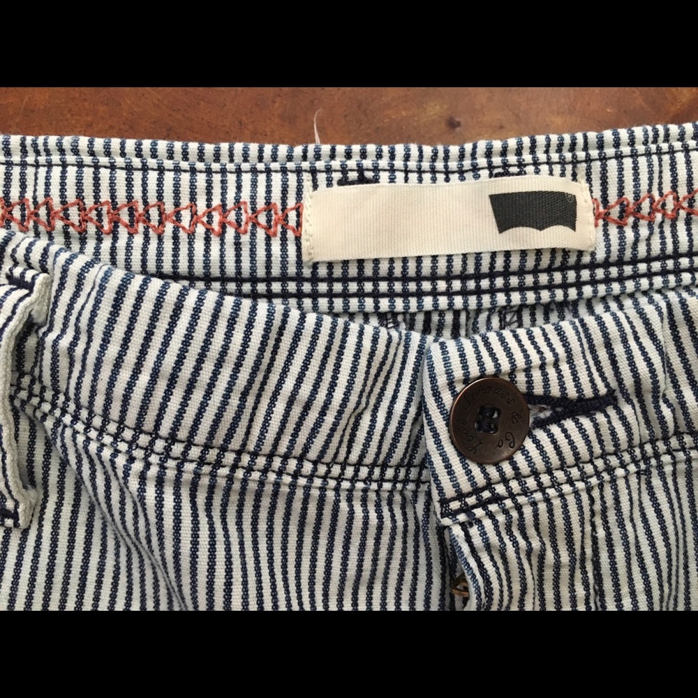Blue & white stripe denim Levi short shorts. - Picture 5 of 6